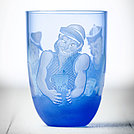 Ein blauer Glasbecher mit künstlerischer Gravur